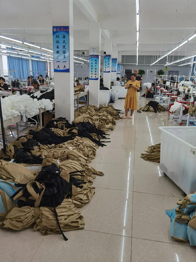 生產(chǎn)車間現(xiàn)場 #工廠實(shí)拍視頻 #帶你走進(jìn)服裝廠 #努力的服